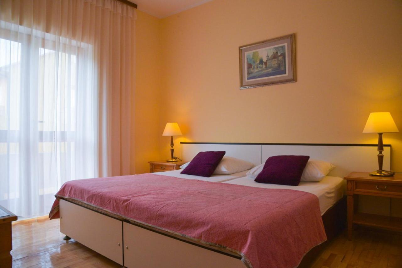 Apartments By The Sea Pag - 532 Pag Town Esterno foto